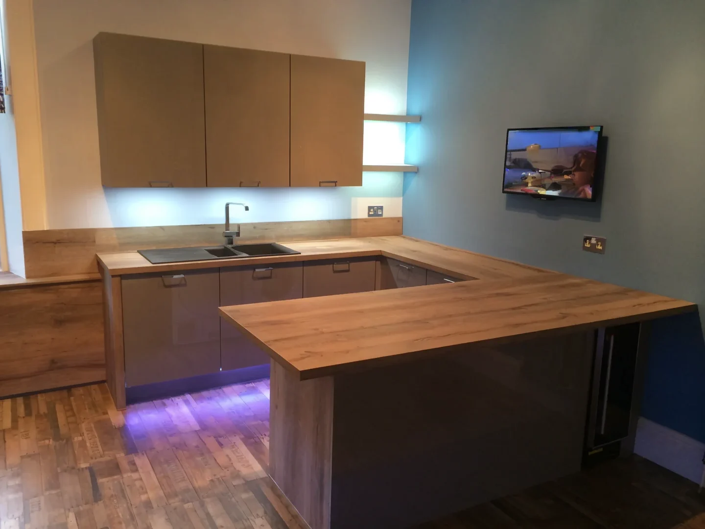 Vivo Gloss Grey - Paisley — completed kitchen
