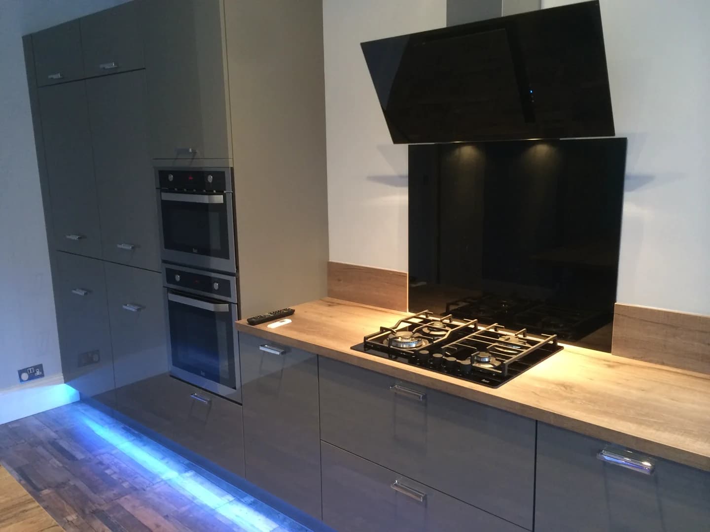 Completed kitchen showing our Vivo Gloass range with grey finish
